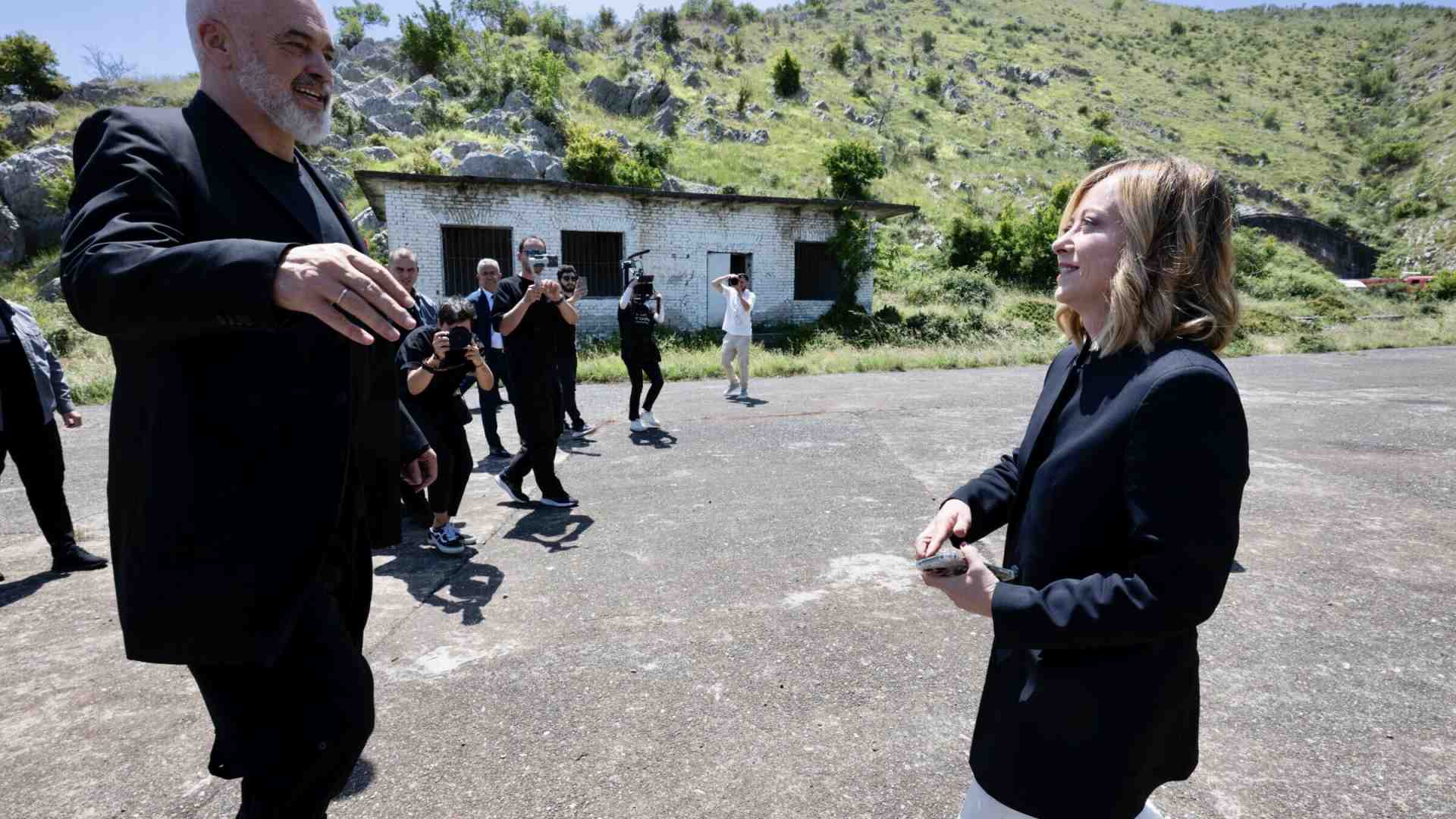 Meloni in Albania visita i due centri per migranti: "Operativi dall'inizio di agosto. Saranno un modello per l'Ue"