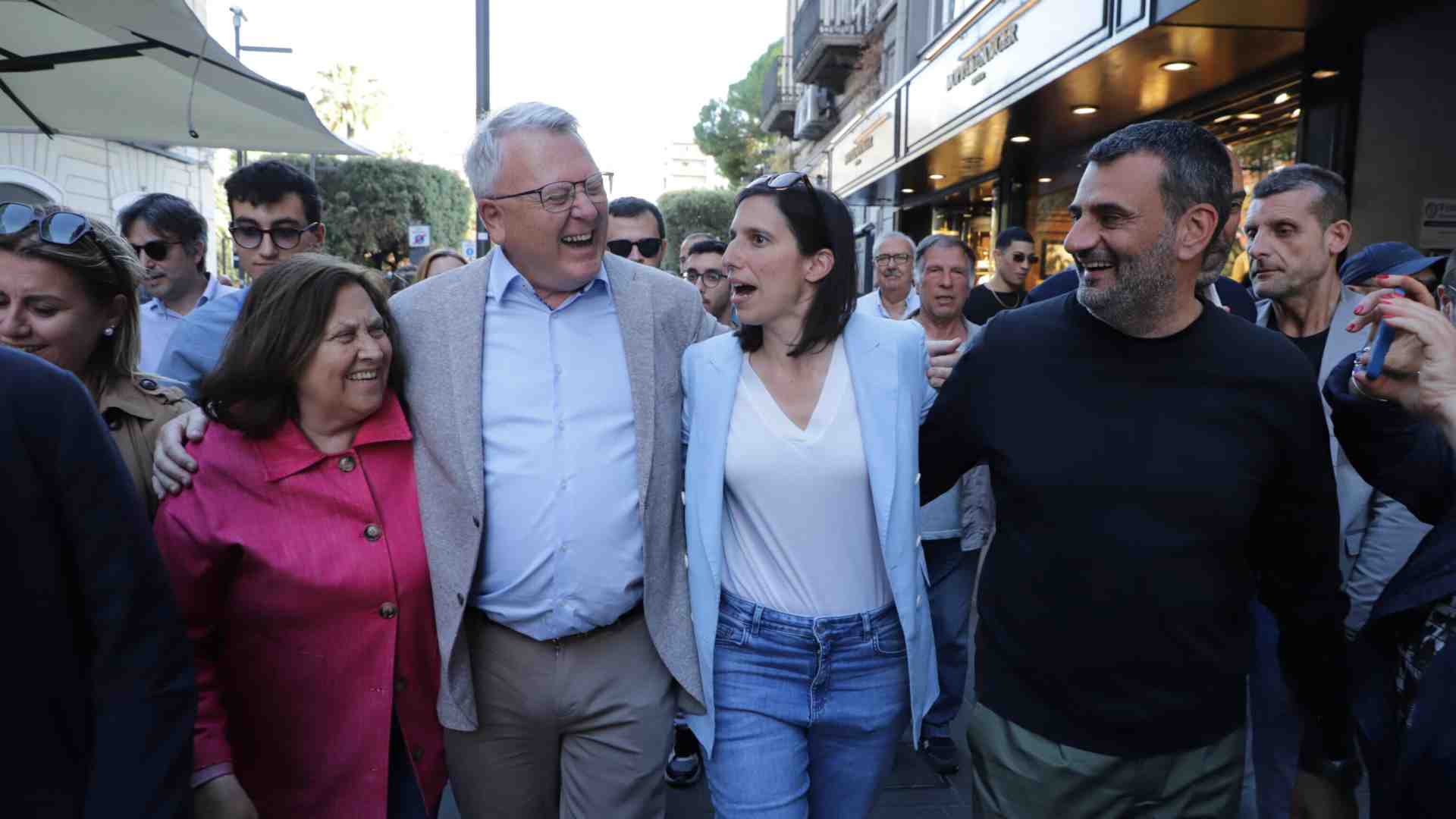 Da Benevento a Bari in viaggio con Annunziata. Schlein bacia tutti e Decaro si scatena contro la destra