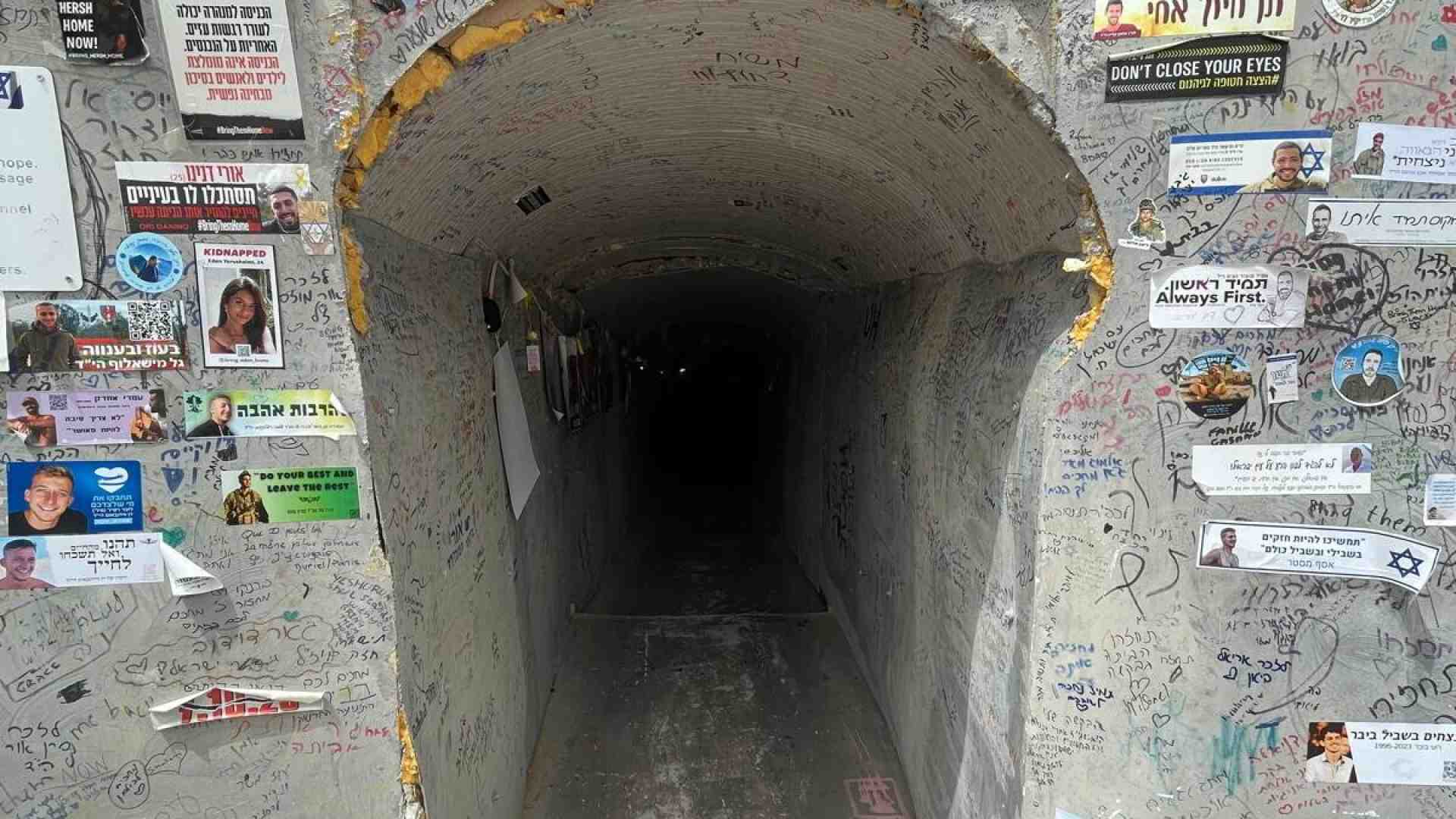 Il tunnel delle famiglie degli ostaggi