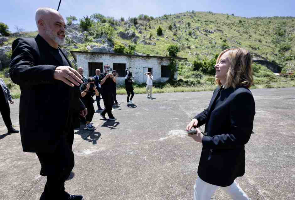 Meloni in Albania visita i due centri per migranti: "Operativi dall'inizio di agosto. Saranno un modello per l'Ue"