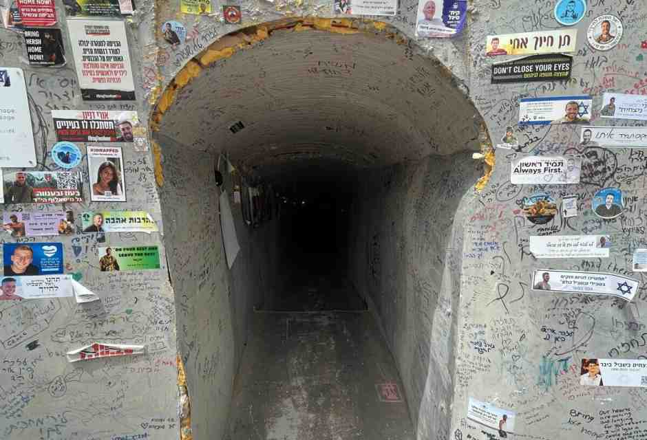 Il tunnel delle famiglie degli ostaggi