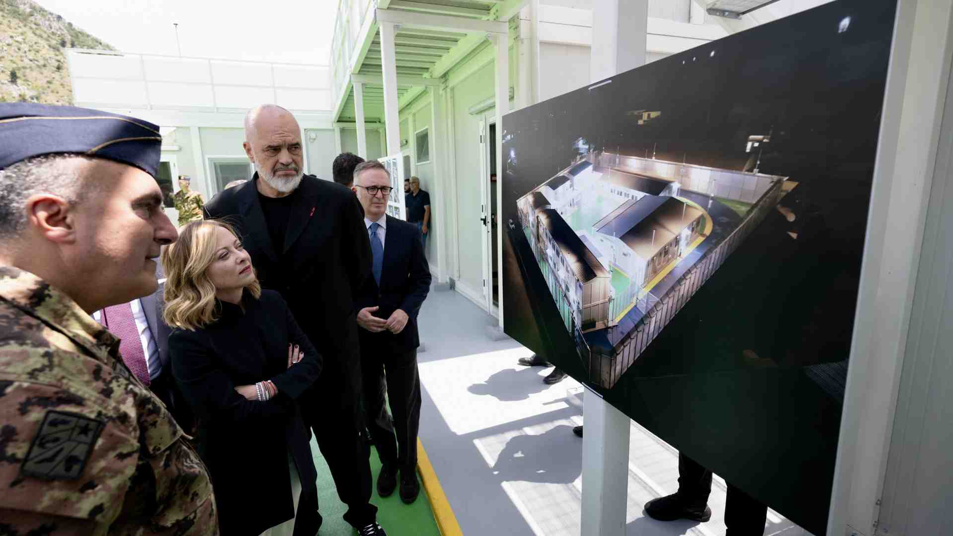 Meloni e l'Albania: esternalizzare serve davvero? Non scherziamo