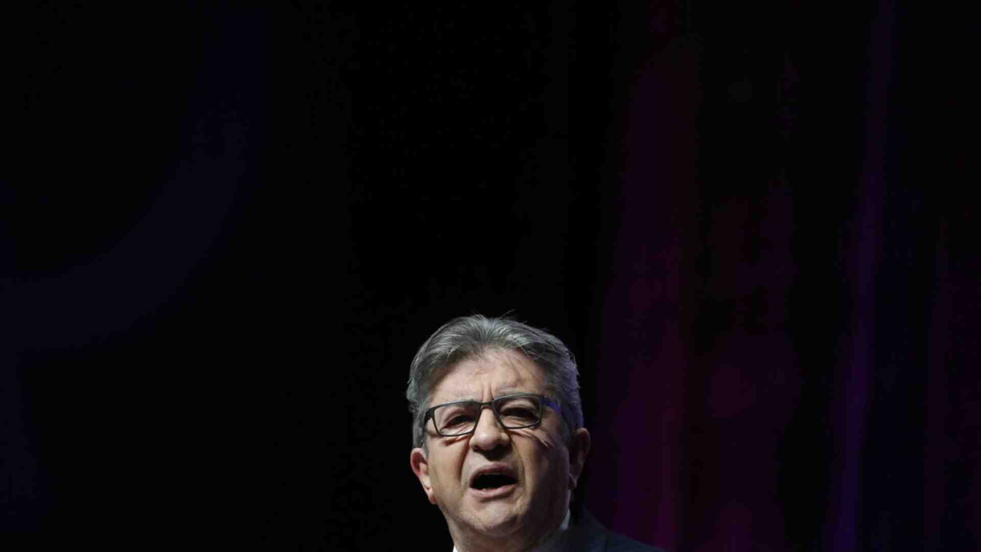 Sfregiati i cartelli elettorali di Glucksmann. Per Mélenechon è "marginale"