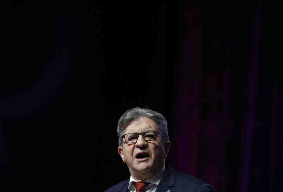 Sfregiati i cartelli elettorali di Glucksmann. Per Mélenechon è "marginale"