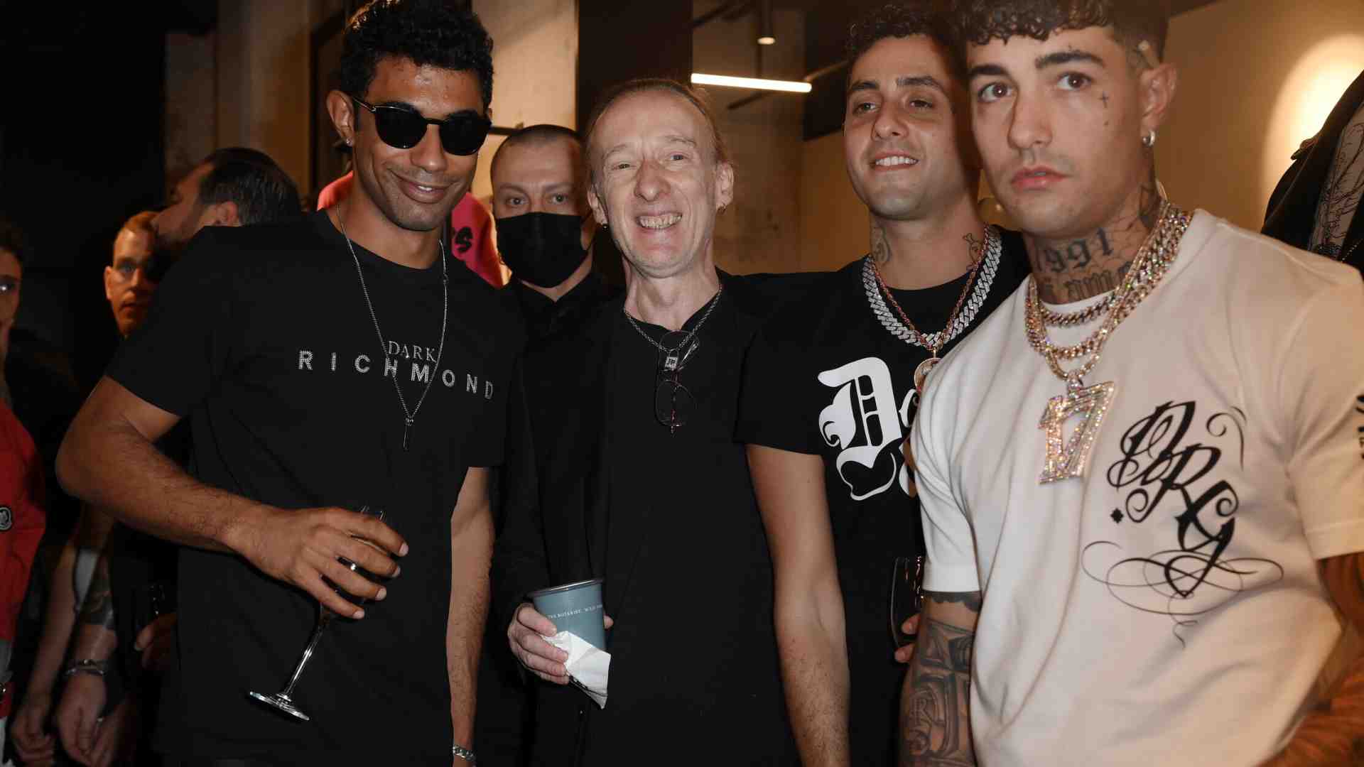 Tony Effe torna a ostentare riccanza. La vita del trapper da grande