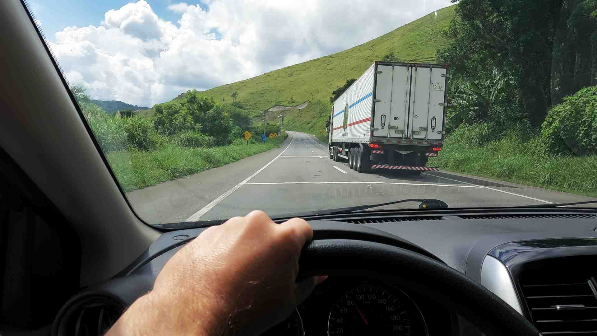 Il pantano dopo la magnificenza. Sulla strada eroica di un camionista