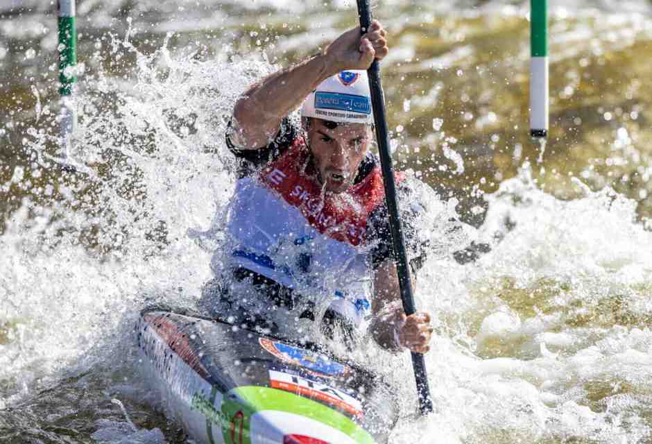 Di Gennaro è pronto a danzare tra le acque con il suo kayak