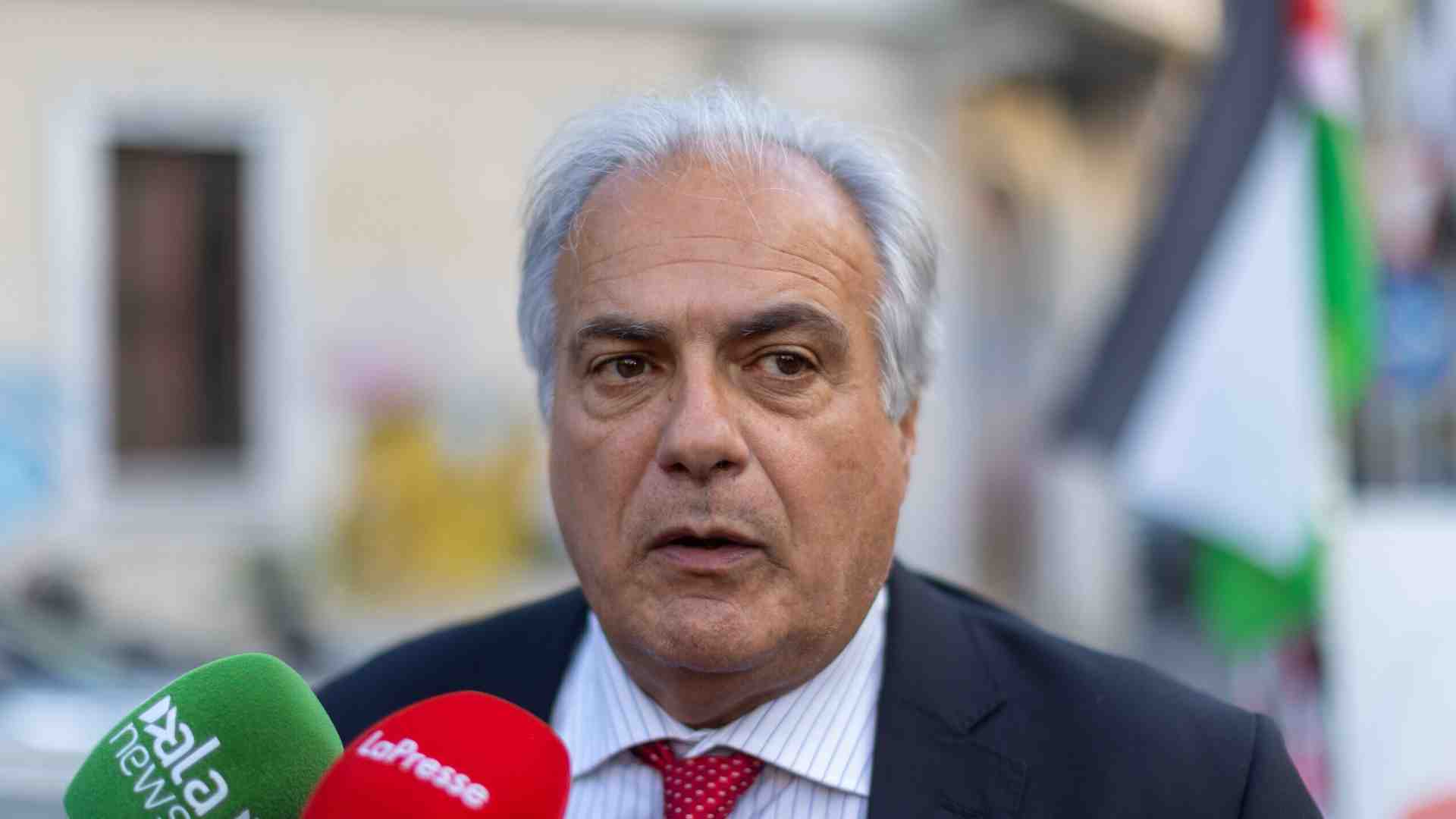 Il cabarettista Salis anche no