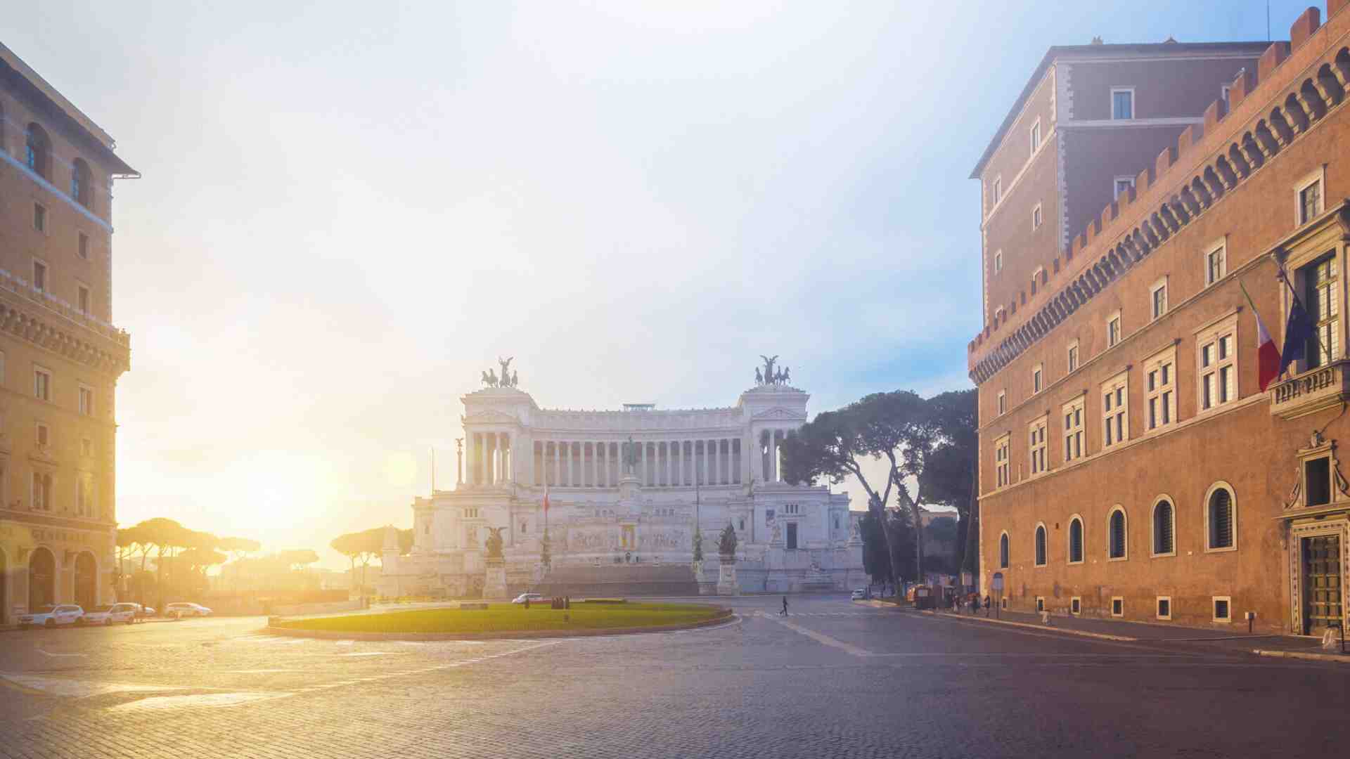 Una crepa addosso e tanta paura a Piazza Venezia