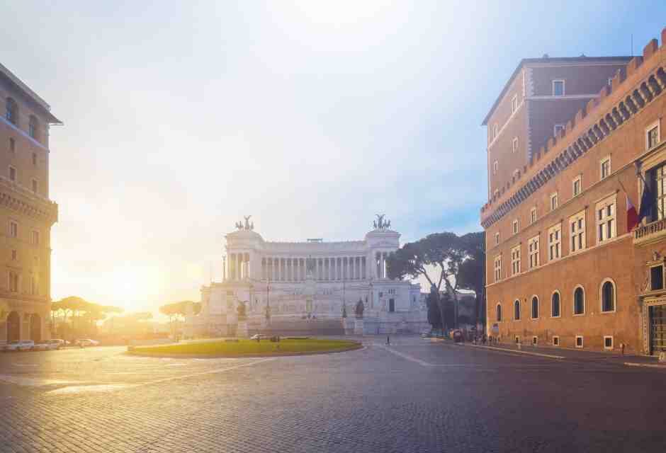Una crepa addosso e tanta paura a Piazza Venezia