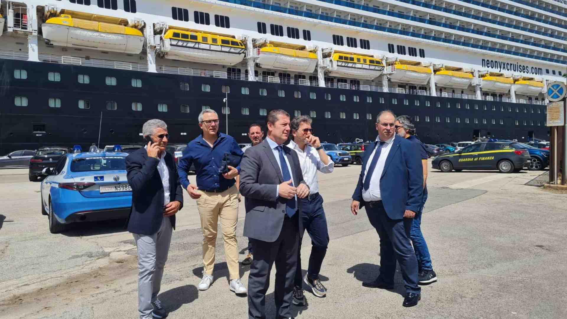 Quella ribellione dei poliziotti contro le navi sporche e indecenti, e il pensiero obbligato ai barconi