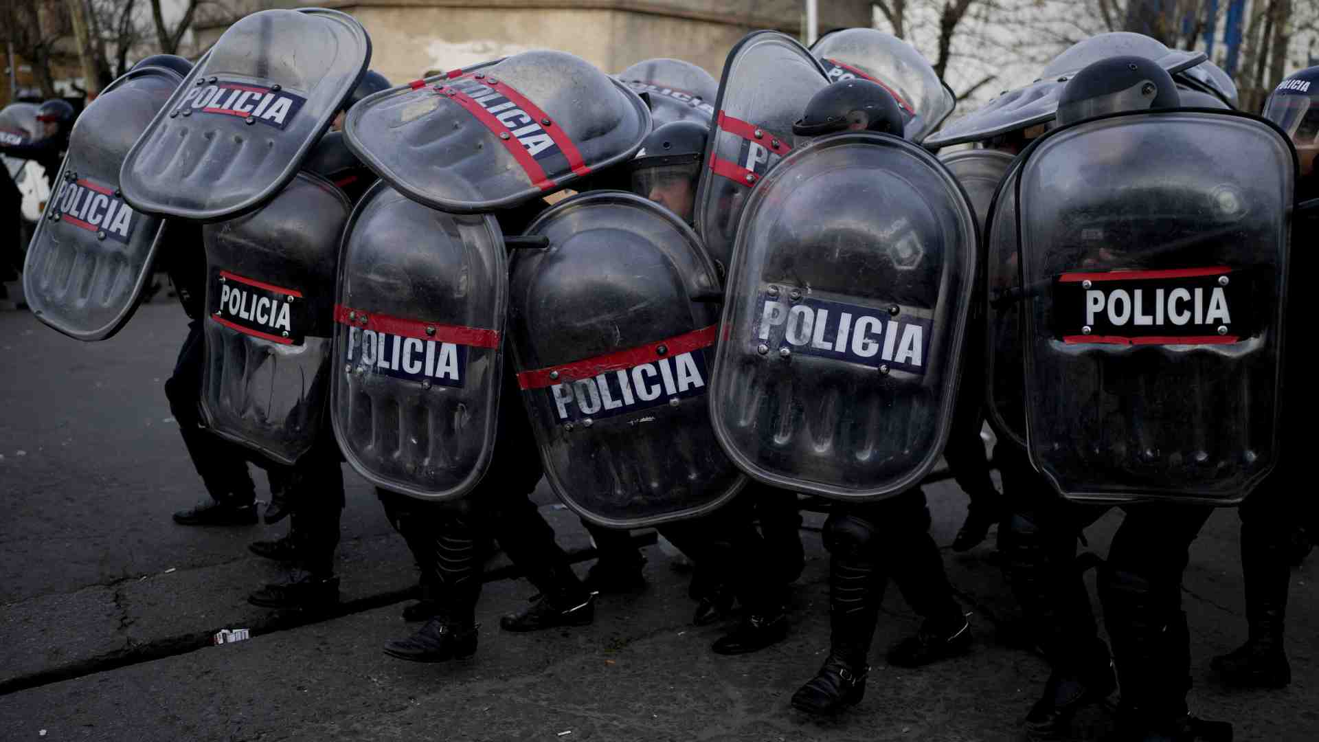 Scontri a Buenos Aires tra polizia e peronisti per le riforme di Milei
