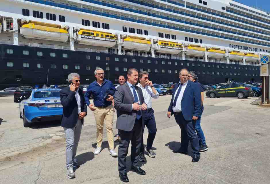 Quella ribellione dei poliziotti contro le navi sporche e indecenti, e il pensiero obbligato ai barconi