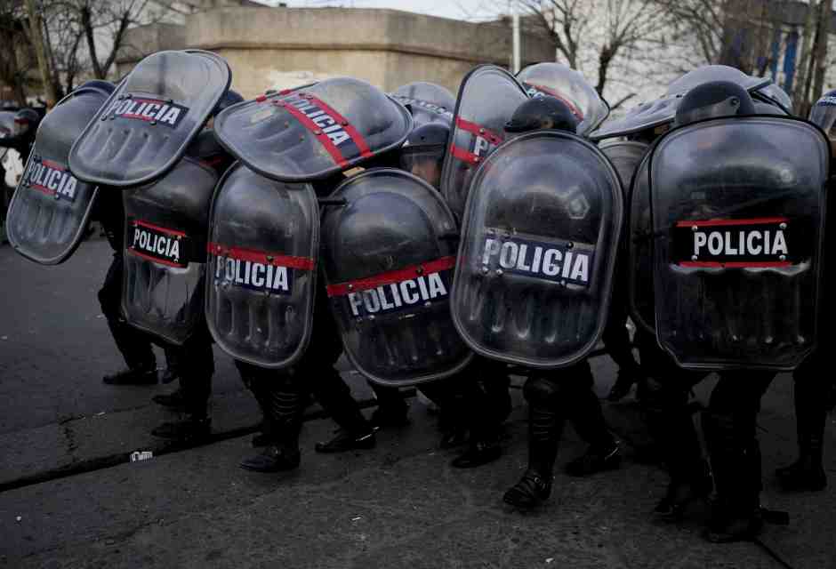 Scontri a Buenos Aires tra polizia e peronisti per le riforme di Milei