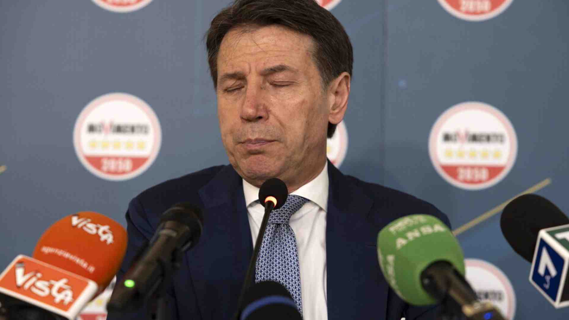 Seduta di psicanalisi nel M5s dopo il flop: “Ma Conte non si tocca”. E Dibba attacca