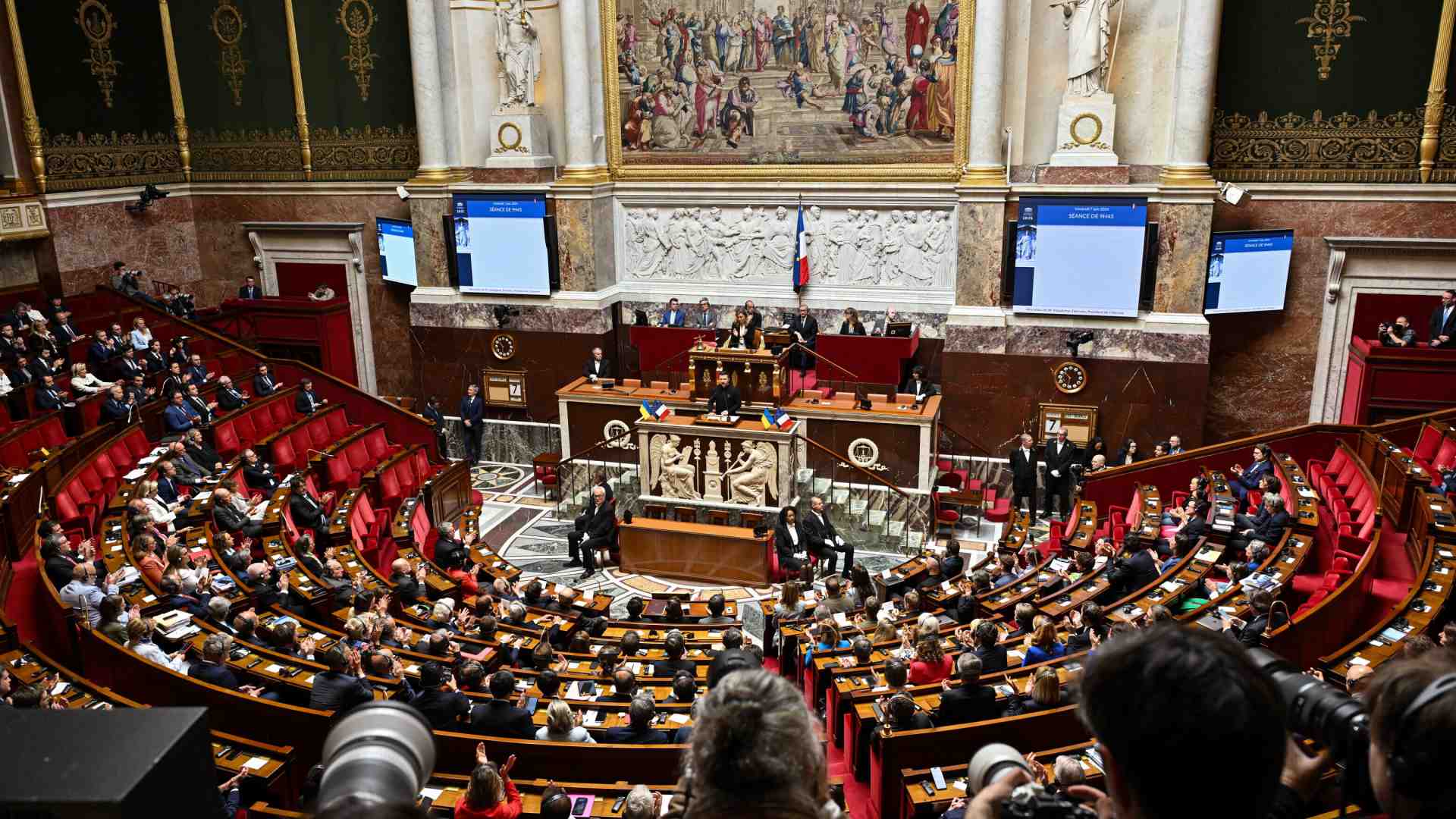 La Francia alla conta. Ma il fronte popolare della gauche si forma a fatica