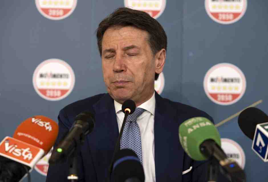 Seduta di psicanalisi nel M5s dopo il flop: “Ma Conte non si tocca”. E Dibba attacca