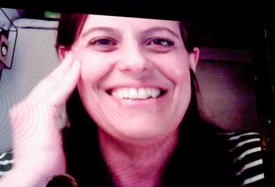 Ilaria Salis è libera: tolto il braccialetto elettronico