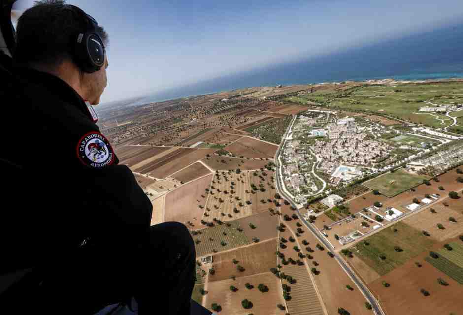 Osservare il manto stradale per capire che Borgo Egnazia non è la Puglia