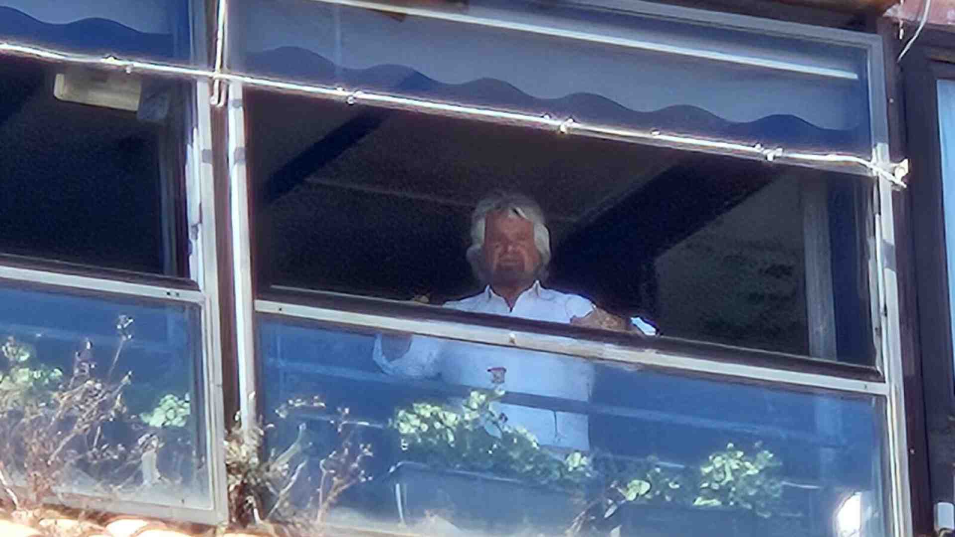 Grillo a Roma incontra Conte, malinconia e deroghe. "Cerca soldi?"