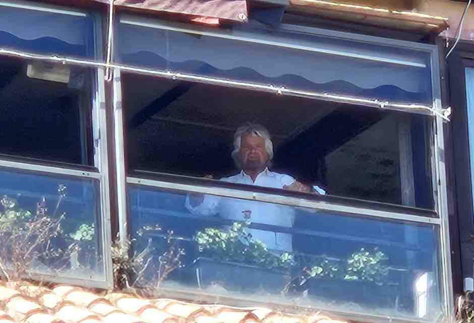 Grillo a Roma incontra Conte, malinconia e deroghe. "Cerca soldi?"