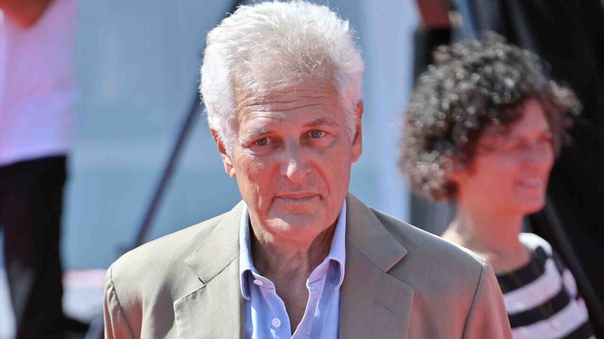 Arriva l'estate, dilemma Elkann