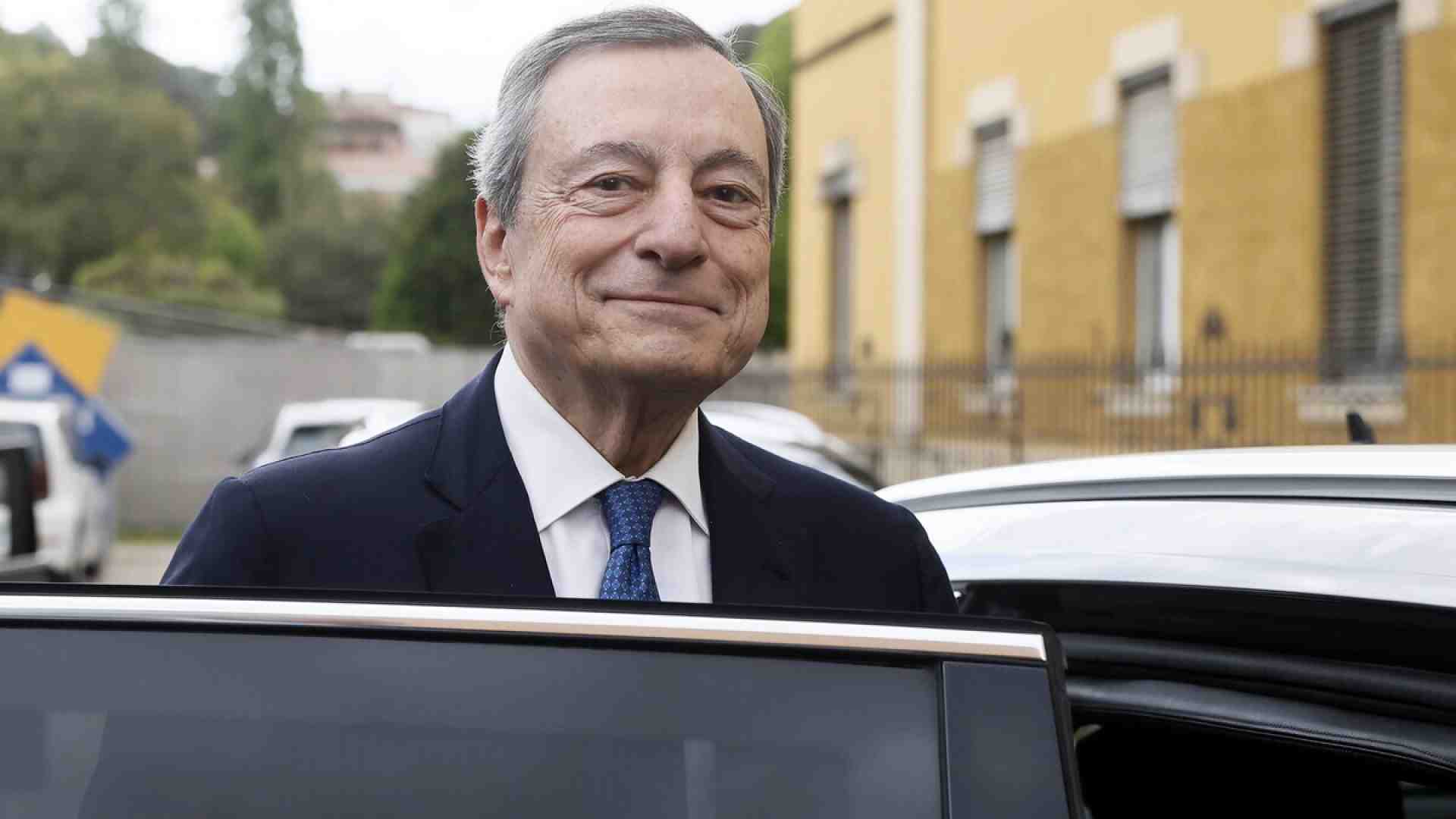 Troppo Draghi, fuori dalle grande nomine europee, si dedica alla conferenze. Ancora riserva dello stato