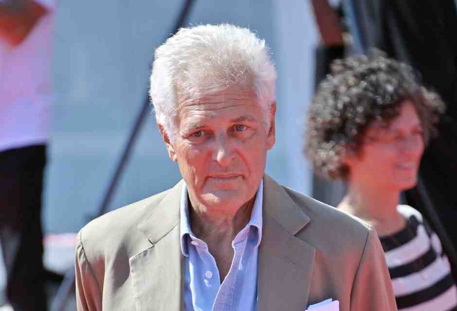 Arriva l'estate, dilemma Elkann