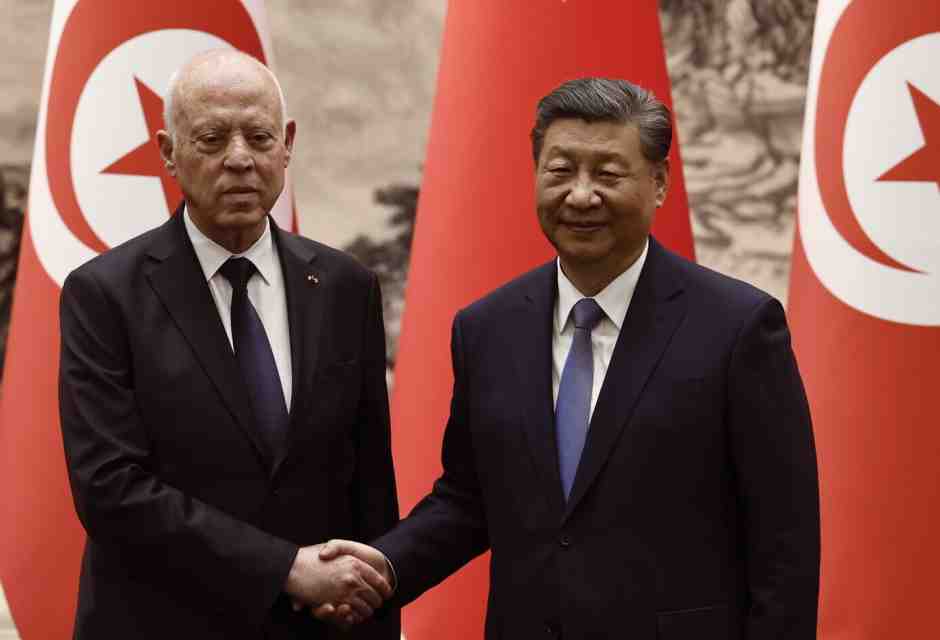 Saied diserta il G7 e i russi sbarcano a Tobruk. Guai per Meloni