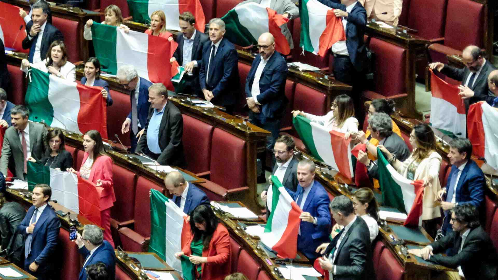 Destra e sinistra, nord e sud, si dividono sulla propaganda e sul finto problema dei soldi
