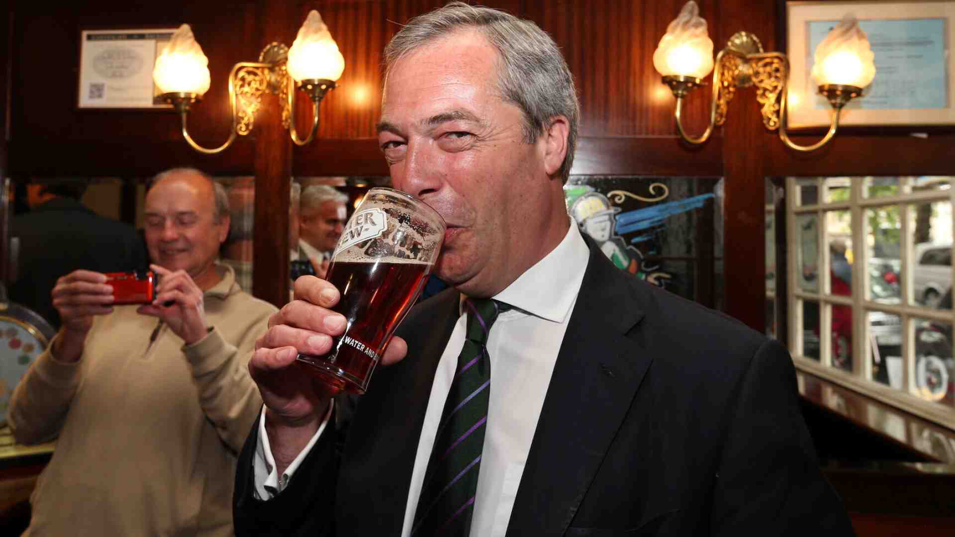 Il flop di Farage che si traveste da ultras per inseguire il suo elettorato