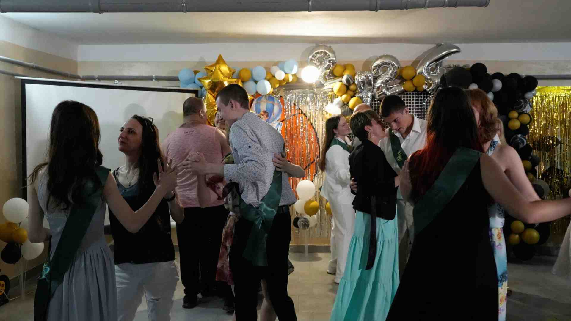 La maturità a Kharkiv. La città si è difesa, oggi festeggia come ama fare: con la musica