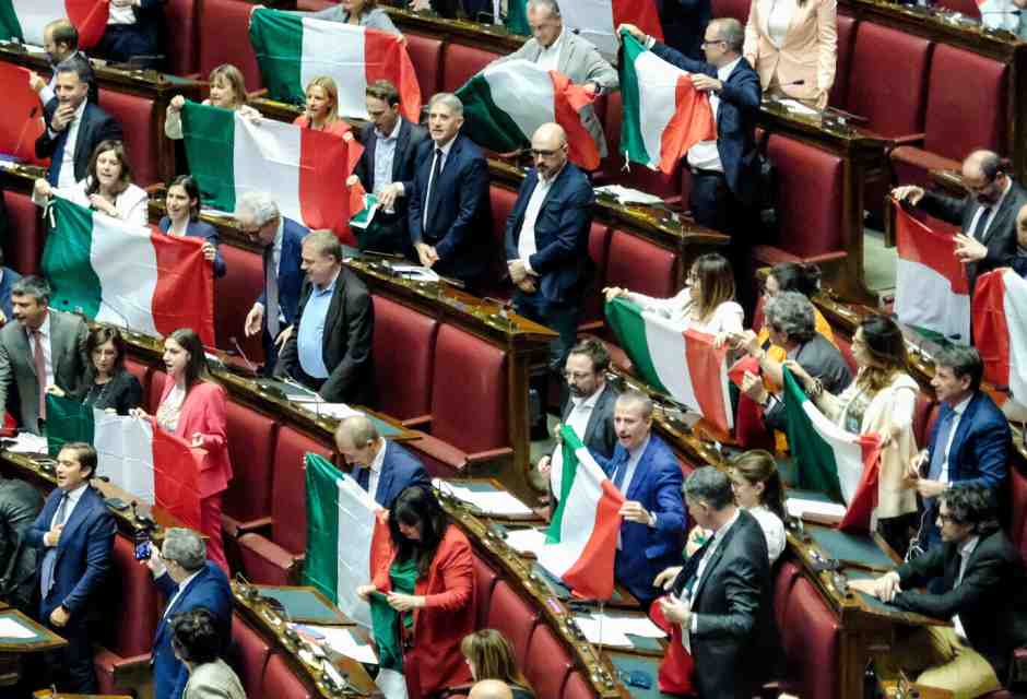 Destra e sinistra, nord e sud, si dividono sulla propaganda e sul finto problema dei soldi