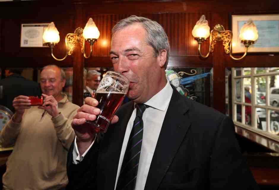 Il flop di Farage che si traveste da ultras per inseguire il suo elettorato