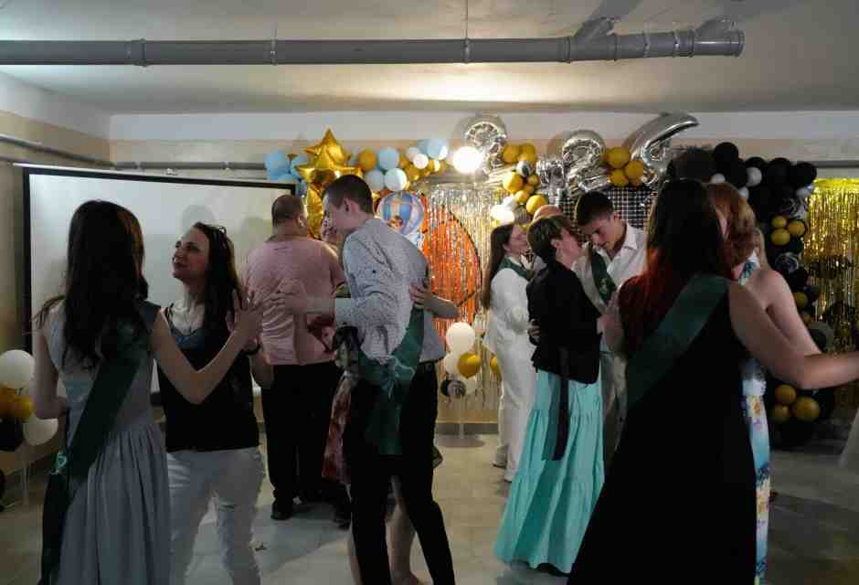 La maturità a Kharkiv. La città si è difesa, oggi festeggia come ama fare: con la musica