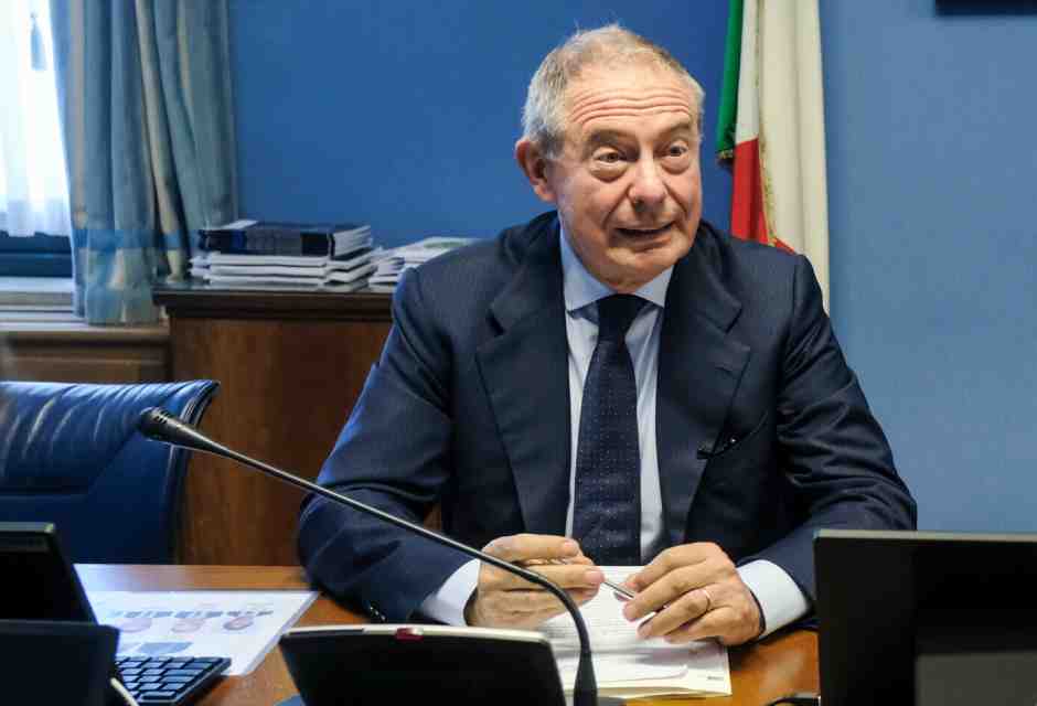 Ilva commissariata e dimezzata per salvare la siderurgia