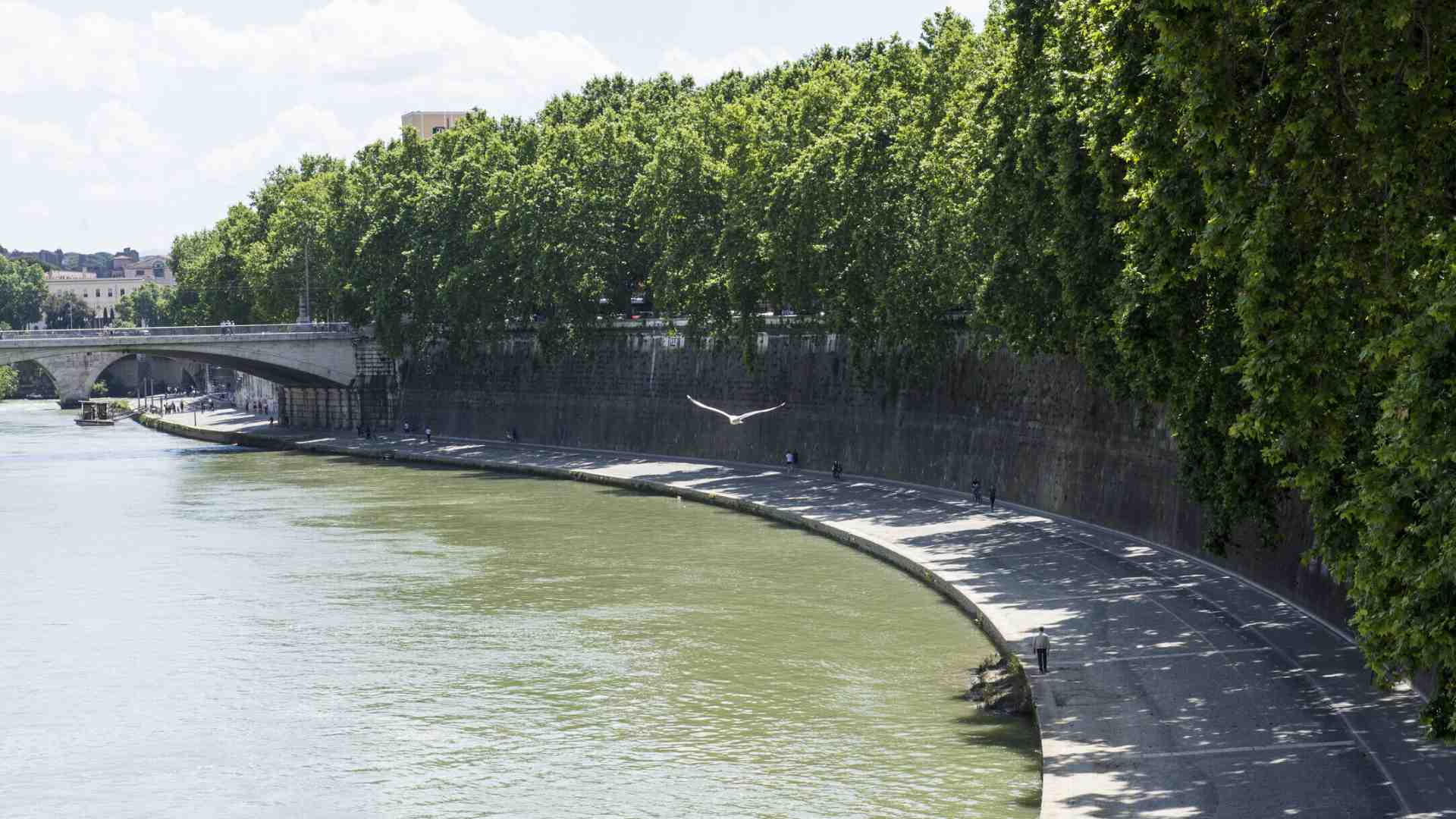 Scomparsa la ciclabile sul Tevere, in compenso ci sono le tendopoli