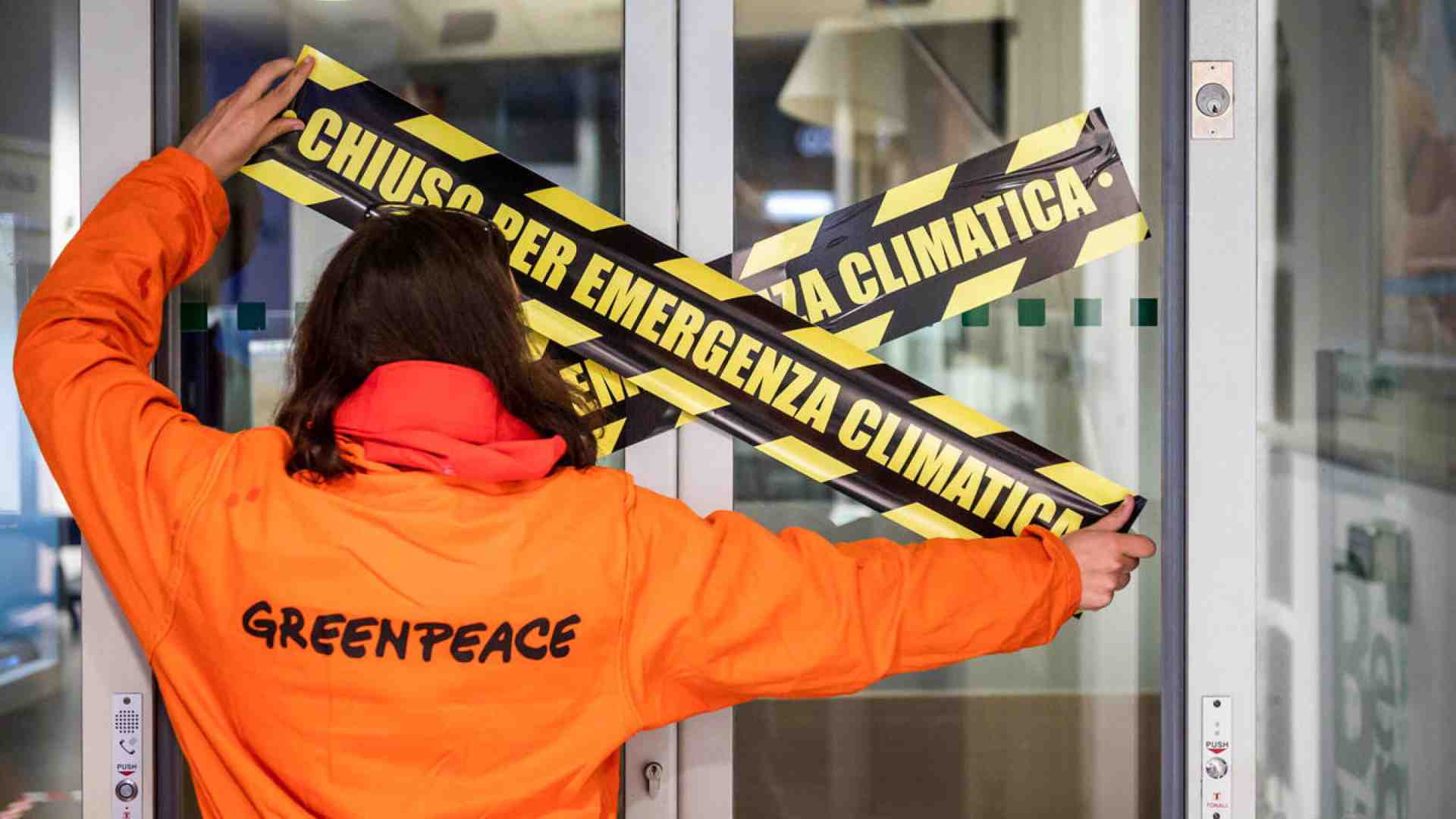 Greenpeace e ReCommon ricorrono contro se stessi nella causa contro Eni