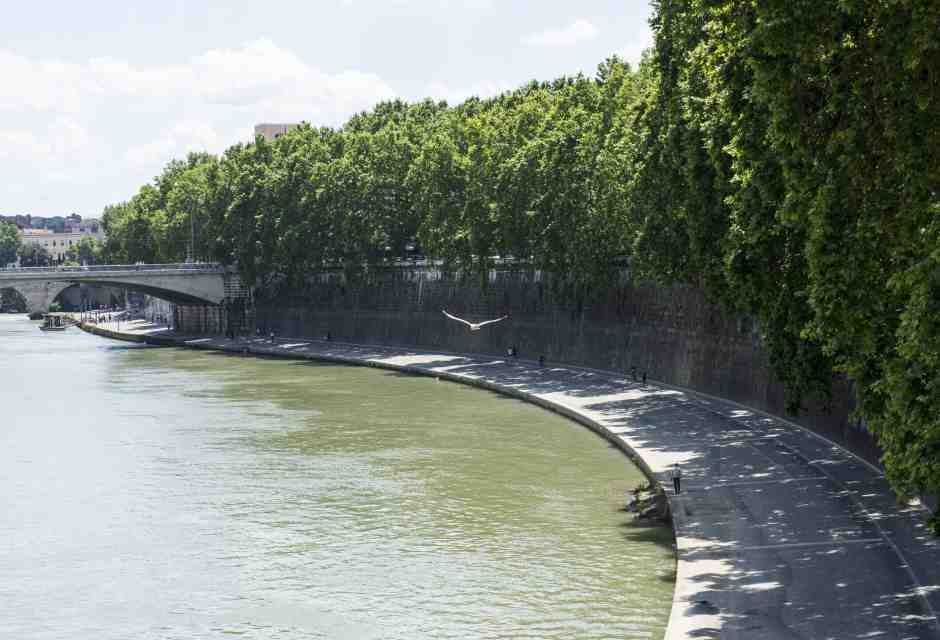 Scomparsa la ciclabile sul Tevere, in compenso ci sono le tendopoli
