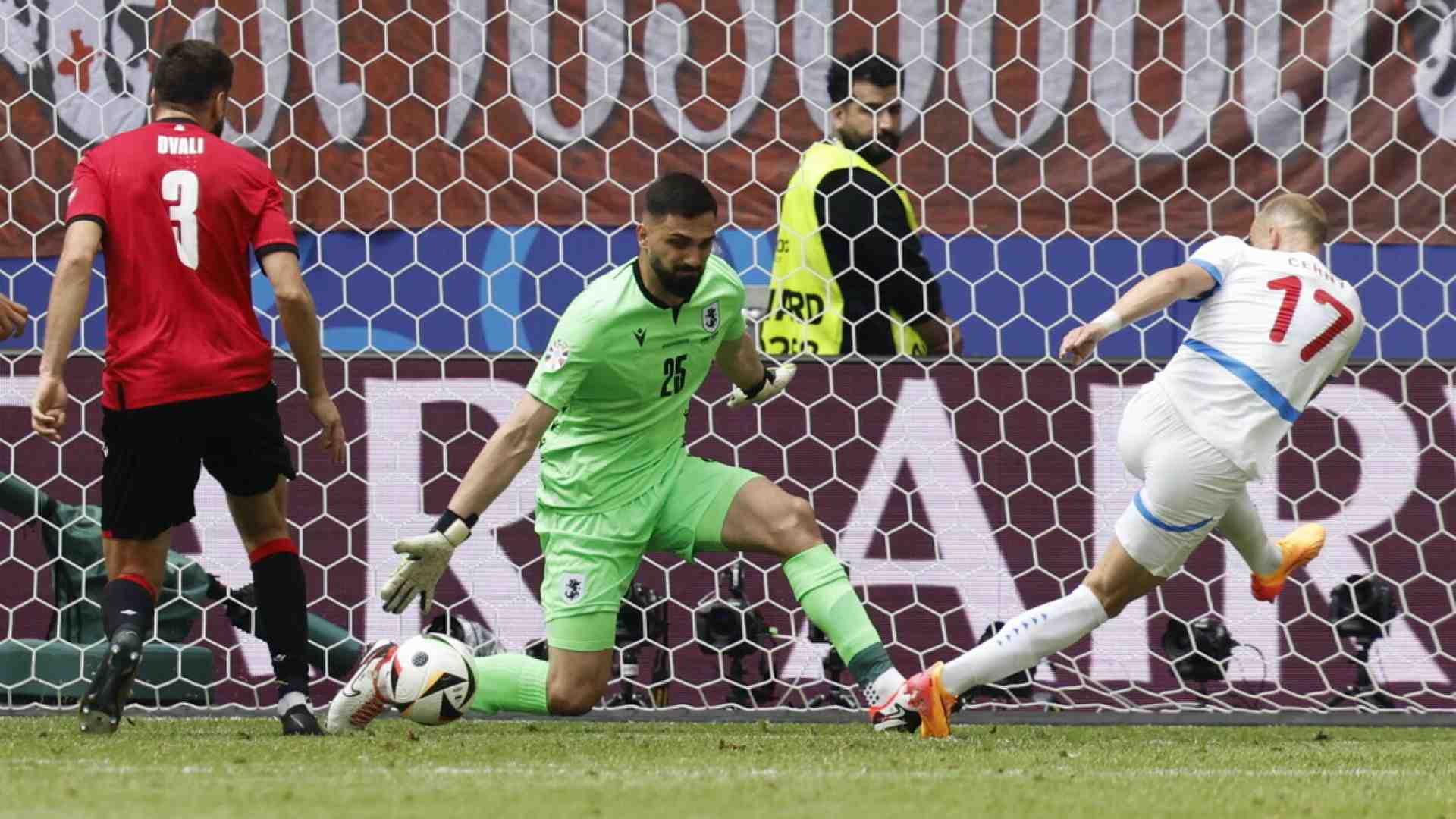 Nell'Europeo degli autogol arriva il primo storico punto della Georgia. E la lezione di Martin Adam