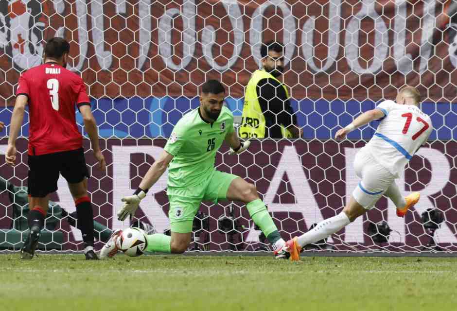 Nell'Europeo degli autogol arriva il primo storico punto della Georgia. E la lezione di Martin Adam