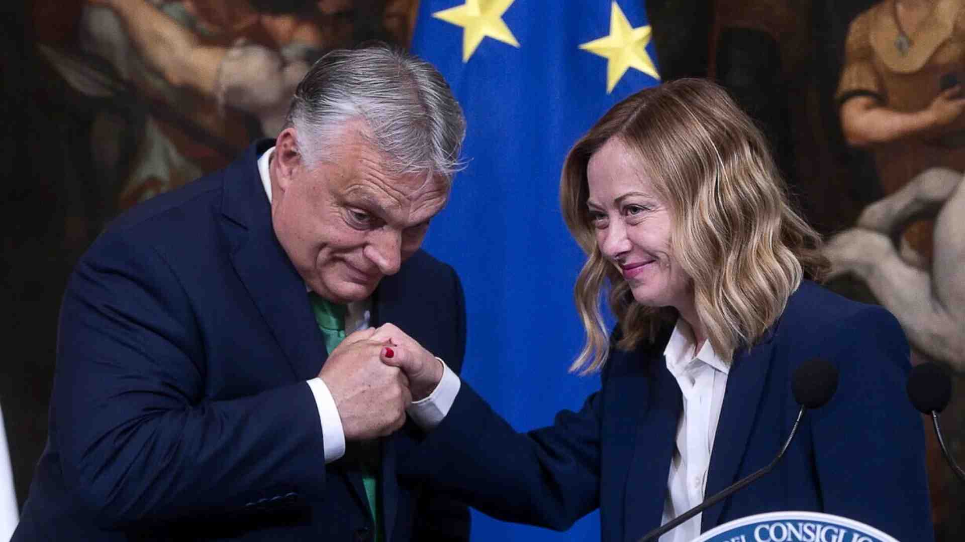 Orbán show: "No a Ecr, no a questa Commissione". E Meloni trattiene il fiato