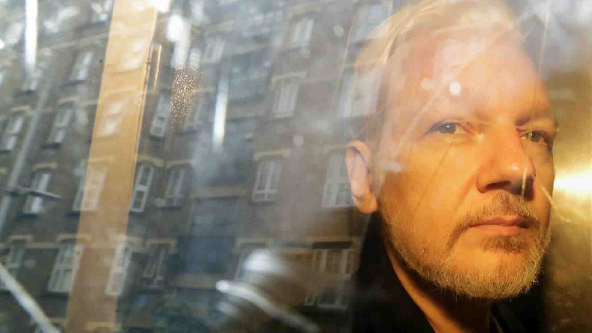 Il fondatore di Wikileaks Julian Assange patteggia e ottiene la libertà