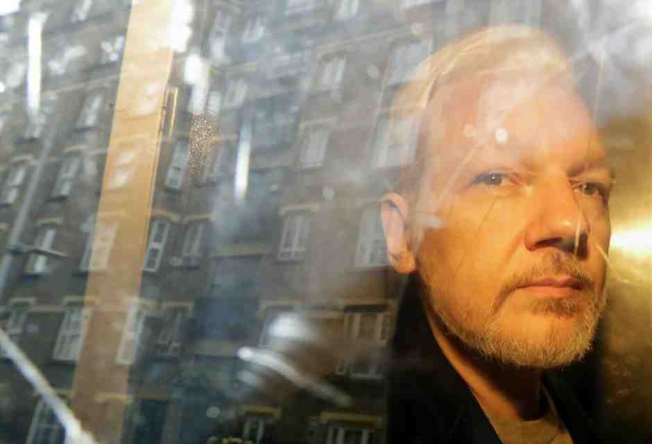 Il fondatore di Wikileaks Julian Assange patteggia e ottiene la libertà