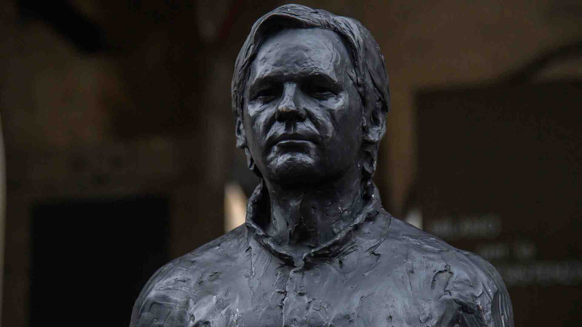 Niente monumenti per Assange