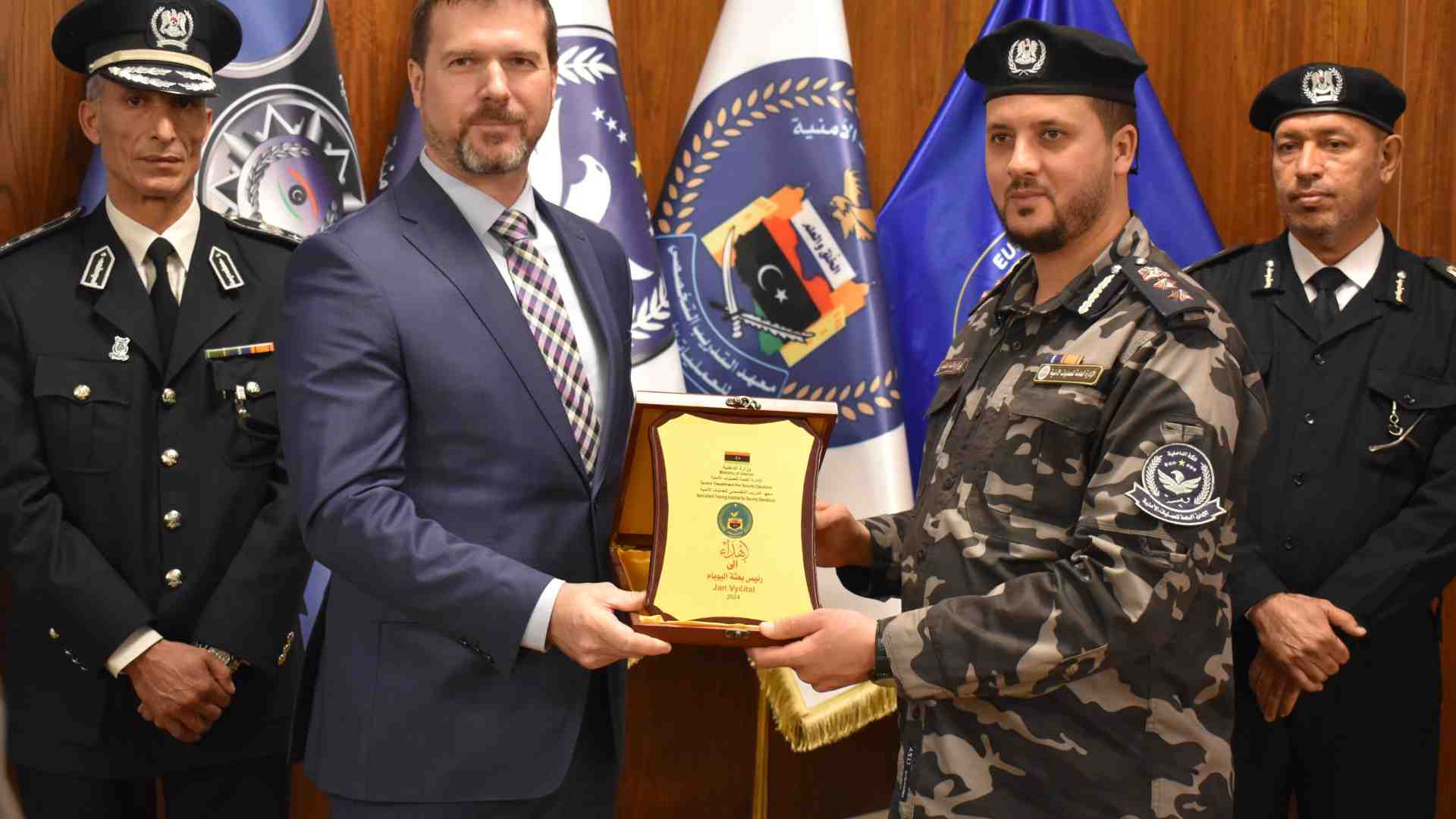 Progetti fermi, abusi e molestie. L’Ue indaga sul direttore di Eubam in Libia