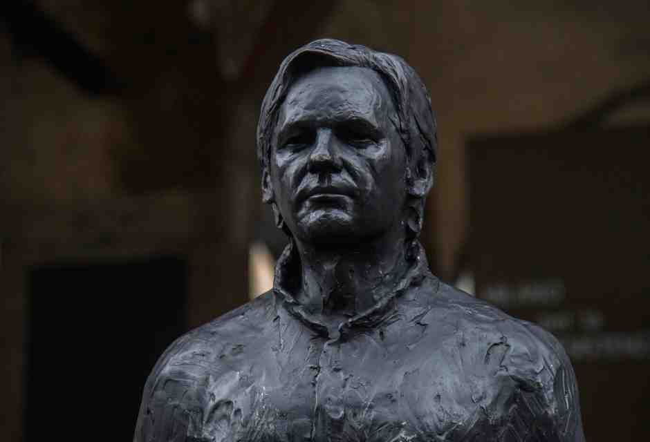 Niente monumenti per Assange
