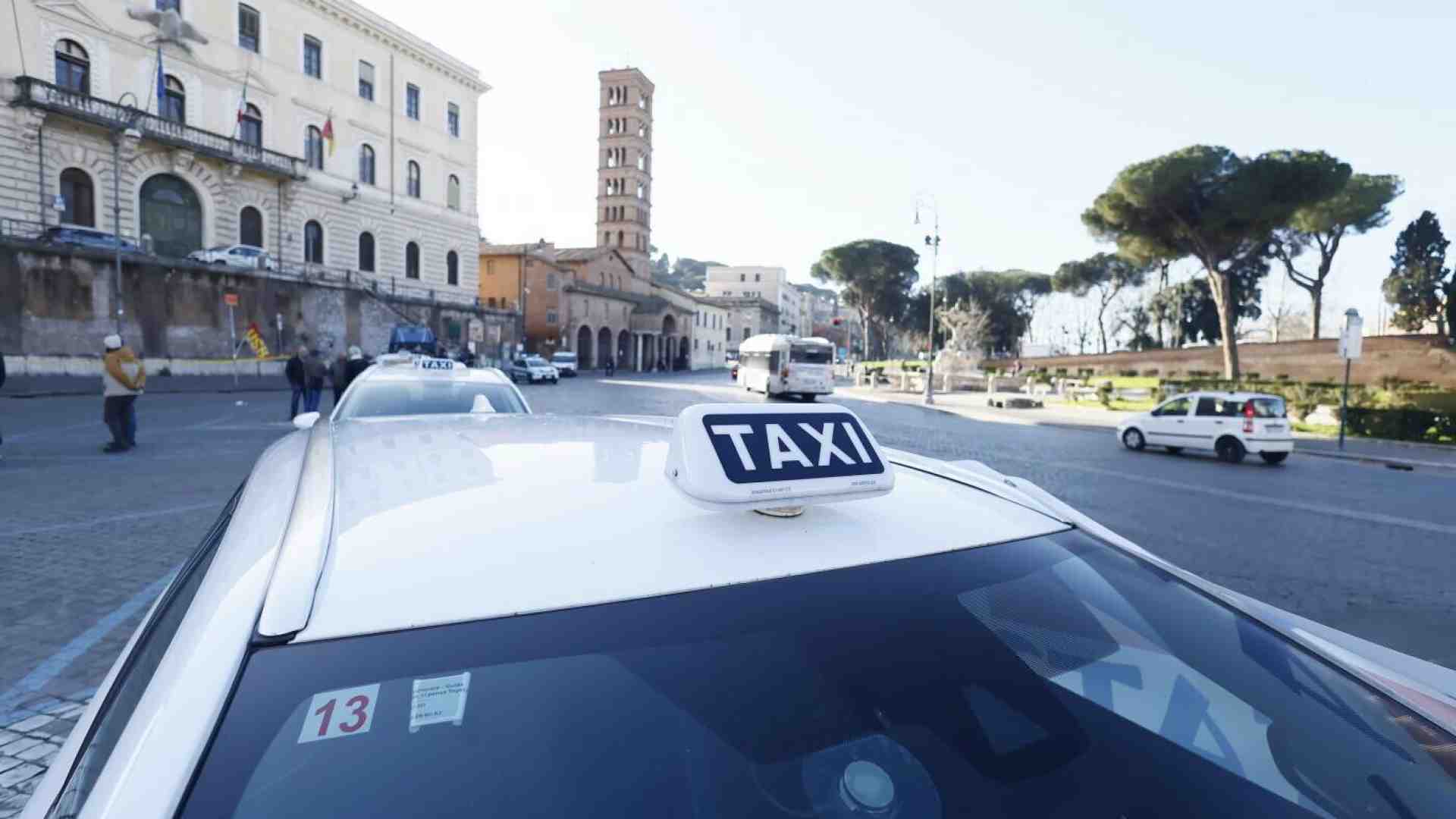 A Roma “le licenze dei taxi sono ferme al 2006, ma il mondo non s’è fermato”