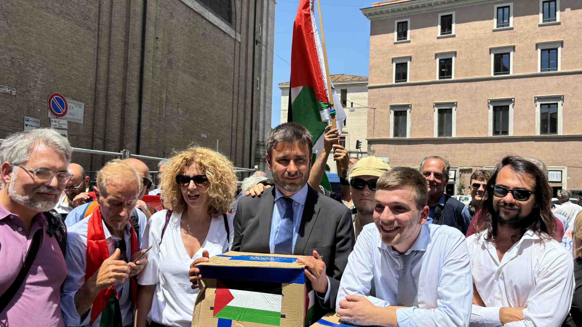 Il mesto ritorno di Dibba nel Palazzo: leader di un mini M5s vecchia maniera