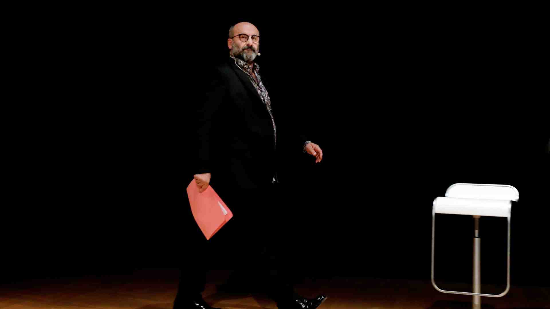 Tutti con i lumini in mano alla fine di una “Turandot” iperaccessoriata